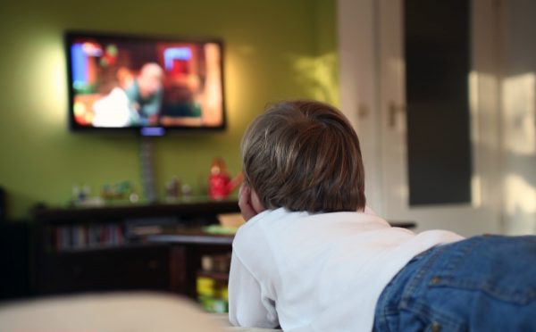 نقش برنامه‌های تلویزیون در رفتار کودکان ۶-۱۰سال