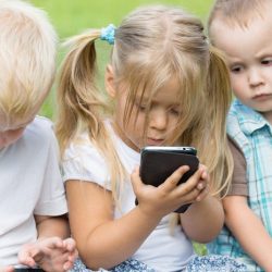 استفاده از صفحه نمایش الکترونیکی برای کودکان زیر ۲ سال  ممنوع و برای کودکان ۲ تا ۵ سال ۱ ساعت در روز
