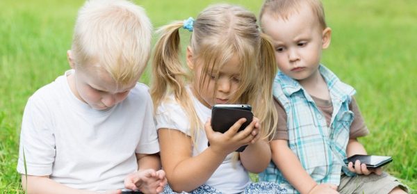استفاده از صفحه نمایش الکترونیکی برای کودکان زیر ۲ سال  ممنوع و برای کودکان ۲ تا ۵ سال ۱ ساعت در روز
