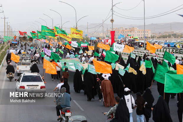 شادپیمایی قمی ها از حرم حضرت معصومه (س) تا مسجد جمکران