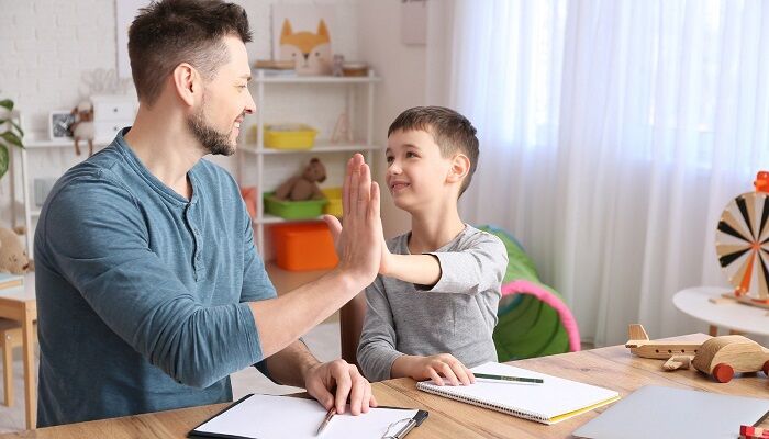 گفتاردرمانی برای افراد دارای اوتیسم و اختلالات رشدی